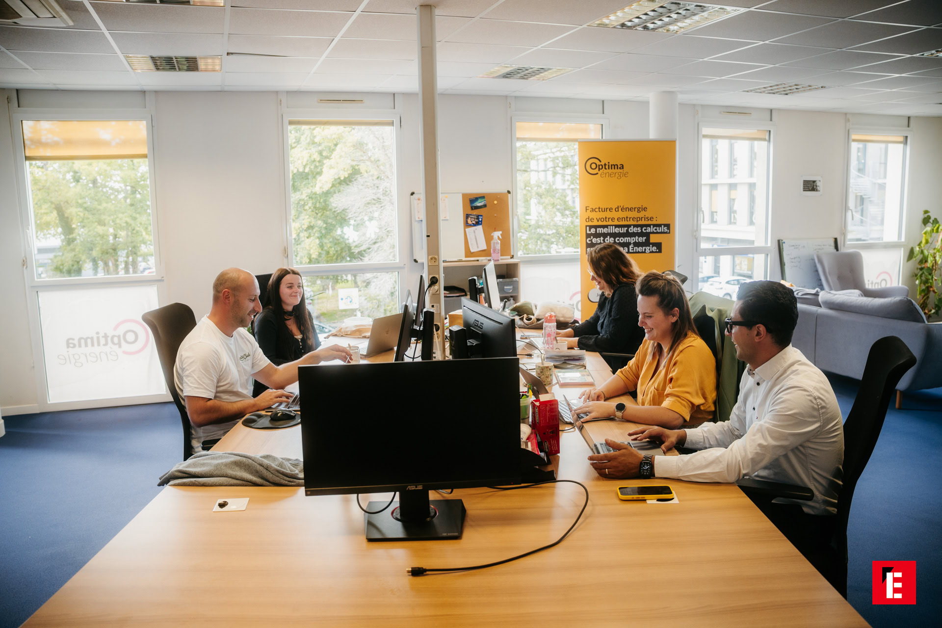 réunion de travail, plusieurs personnes assises autour d'un bureau