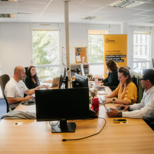 réunion de travail, plusieurs personnes assises autour d'un bureau