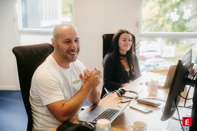 homme d'affaires portant une chemise et souriant en regardant vers le bas