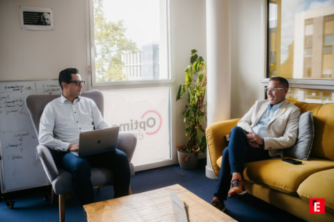 deux personnes assise sur un fauteuil ayant un échange formel