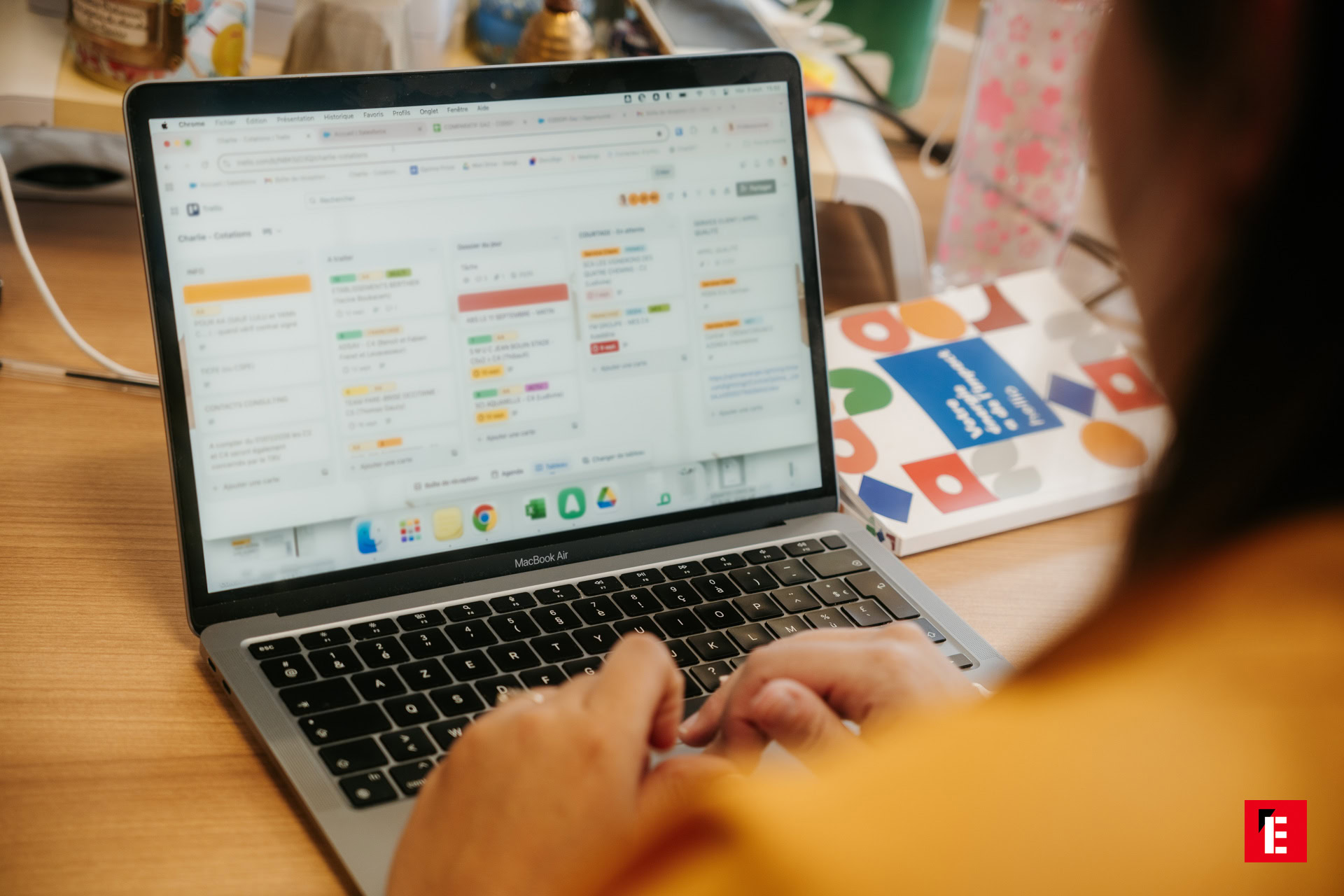 Personne utilisant un ordinateur portable en bureau.