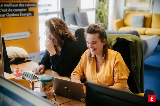 Un homme présente un projet dans un bureau.