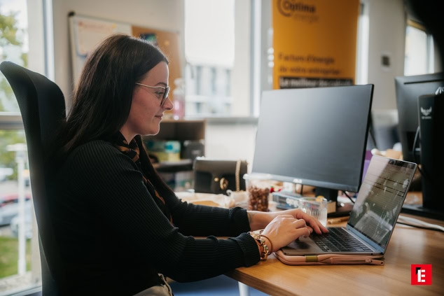 femme assise derrière un bureau face à son ordinateur