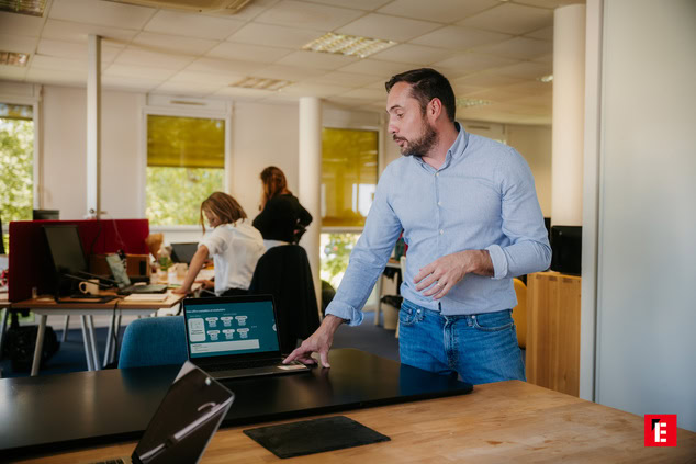 Présentation dans un bureau moderne avec collègues.