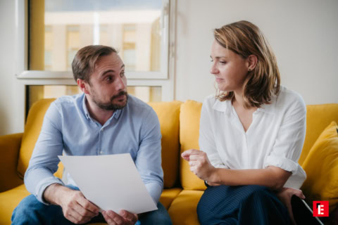 Un homme et une femme au travail, échangeant autour d'une feuille
