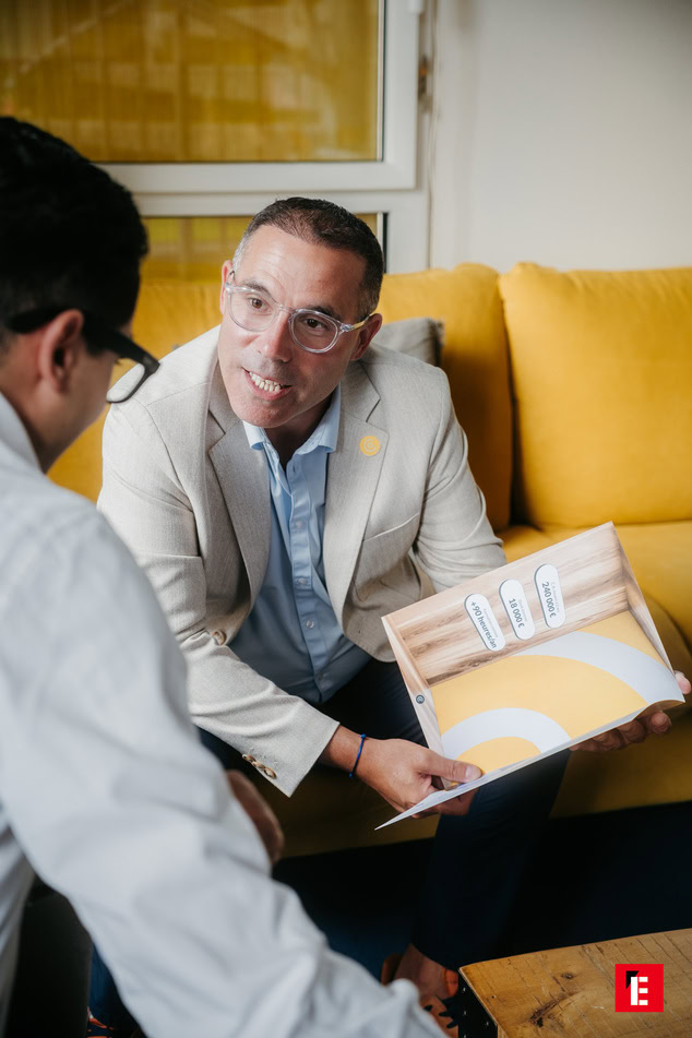 Discussion entre deux personnes sur un projet.