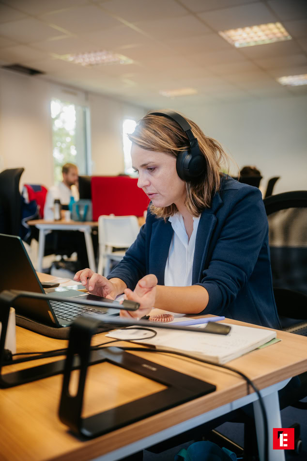 femme portant un casque au travail, travaillant derrière son ordinateur