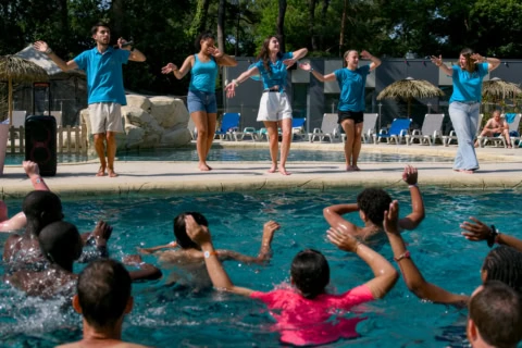 cours daquagym estival pour enfants à la piscine