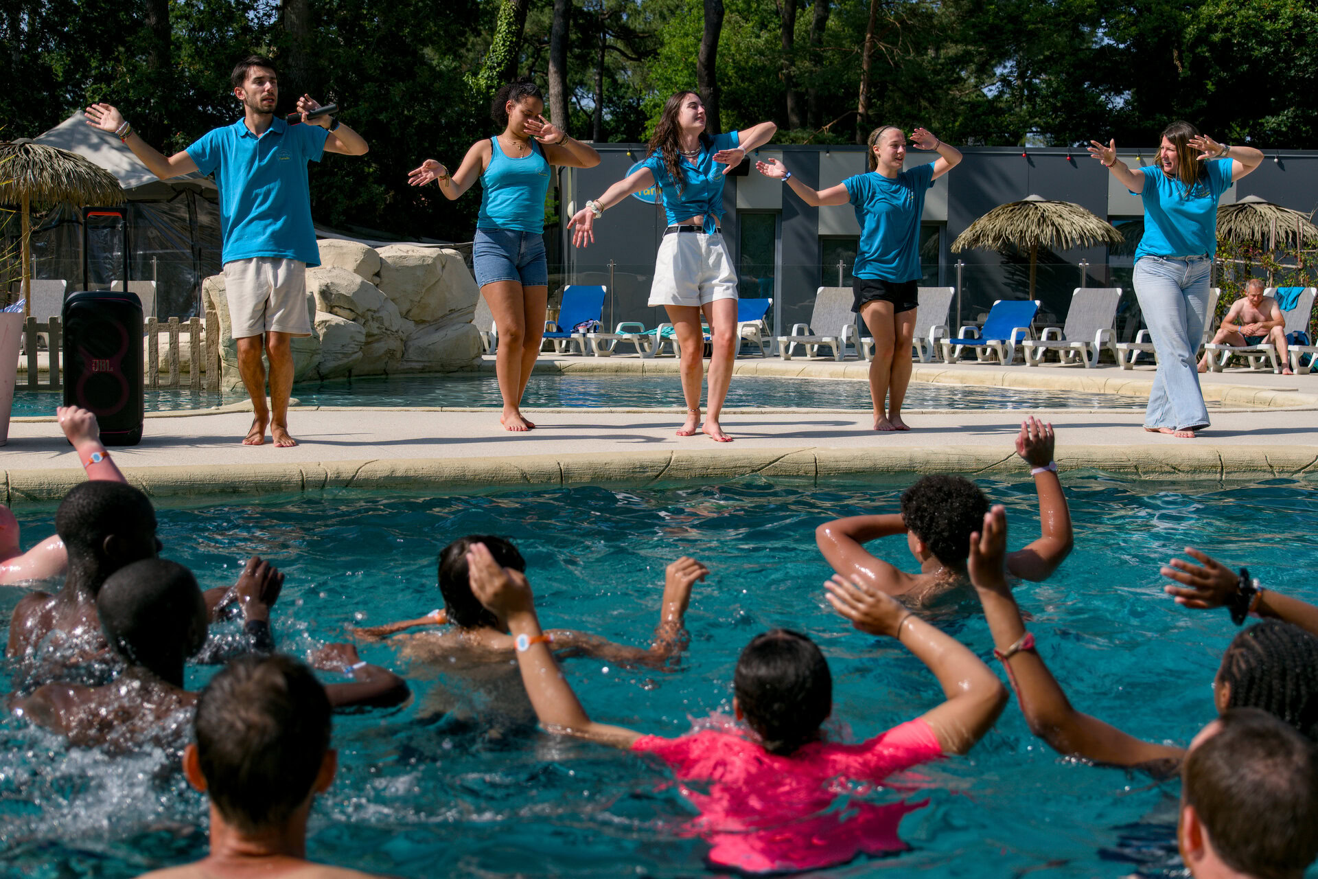 cours daquagym estival pour enfants à la piscine