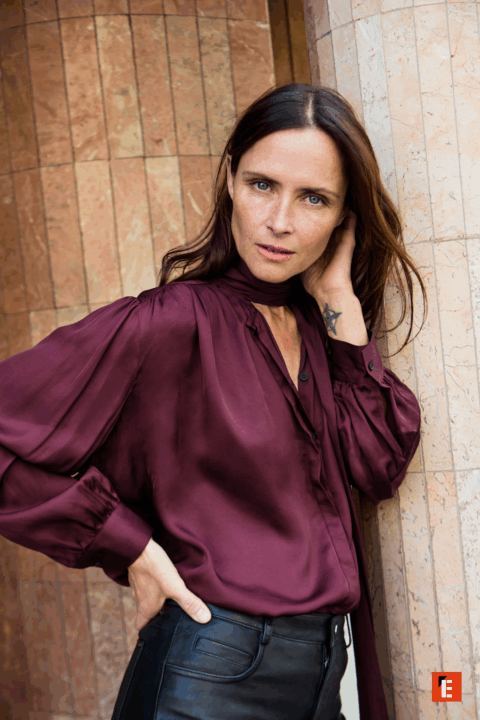 Vise d'une femme avec les chevaux au vent.