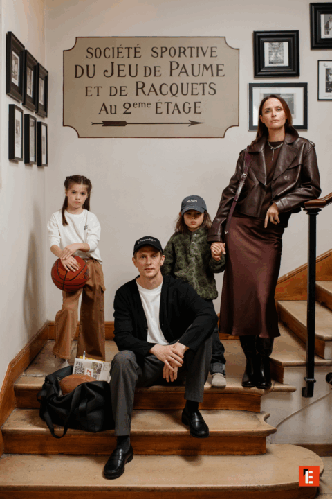 Famille dans un escalier.