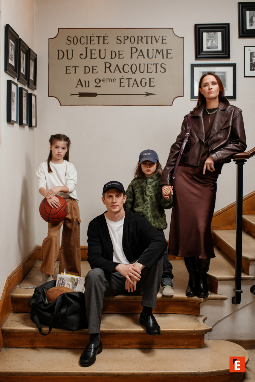 Famille dans un escalier.