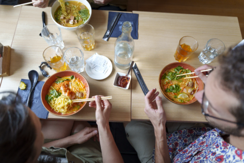 bols de soupe aux nouilles partagés