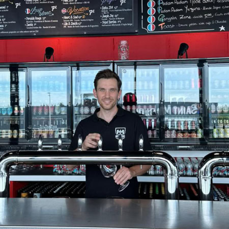 Valentin Vellard, posant derrière un bar My Beer's