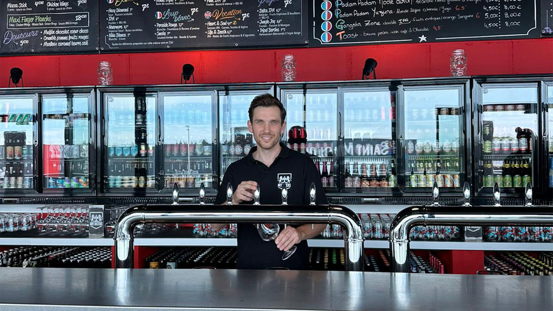 Valentin Vellard, posant derrière un bar My Beer's