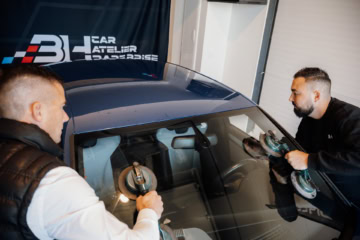 2 employés réparant un pare-brise