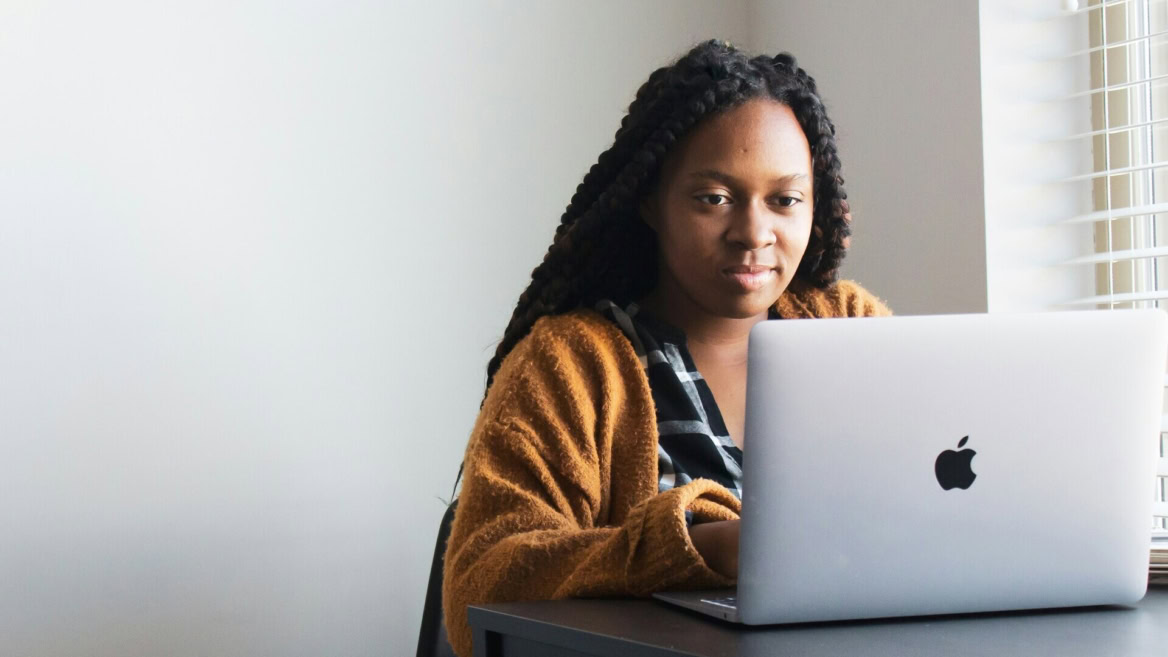 femme sur ordinateur