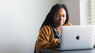 femme sur ordinateur