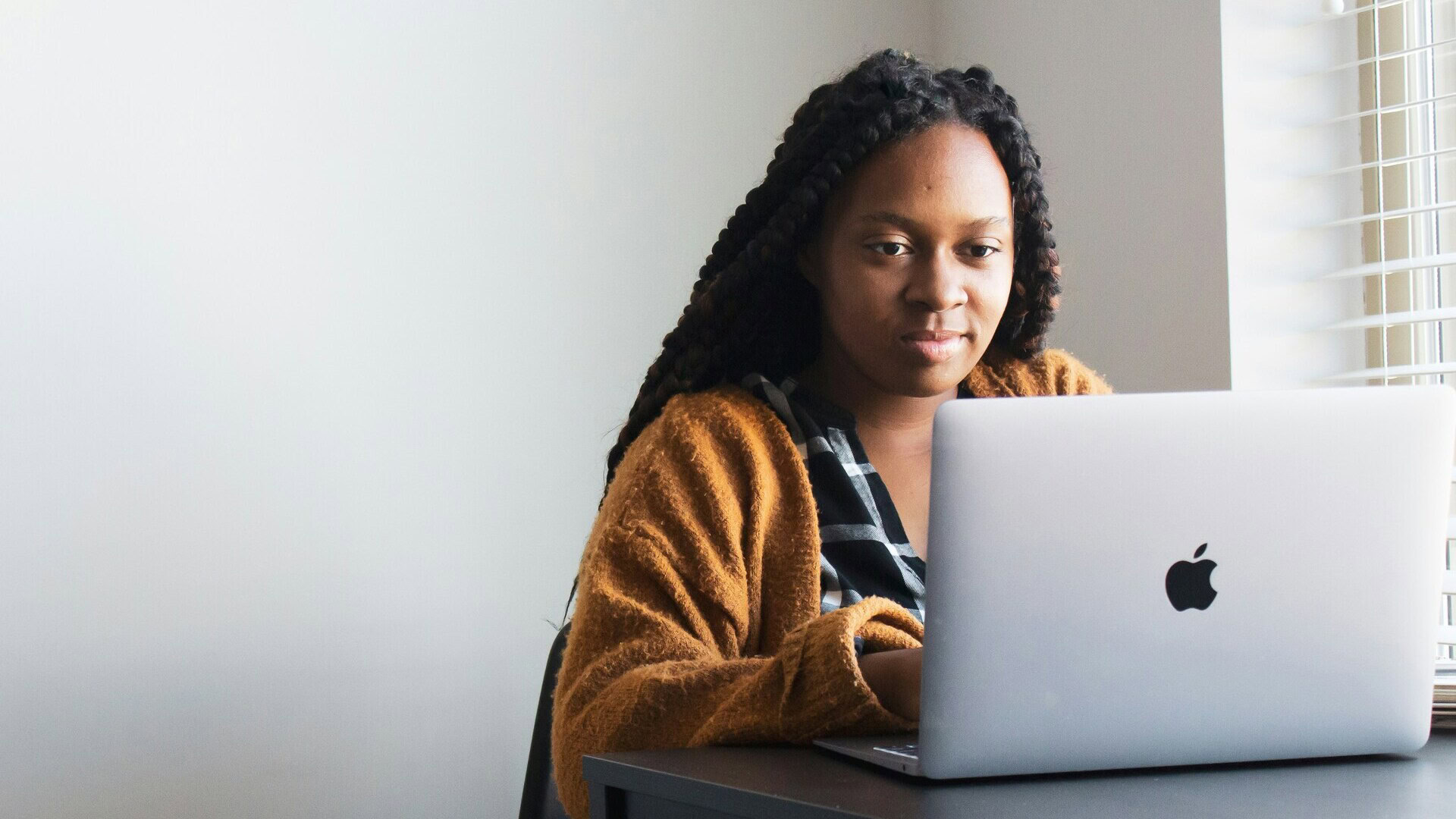femme sur ordinateur