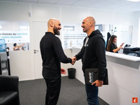 dos hombres haciendosé una palmada
