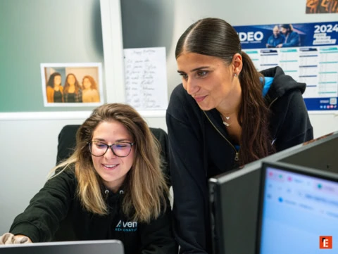 Dos mujeres colaborando en un entorno de oficina.