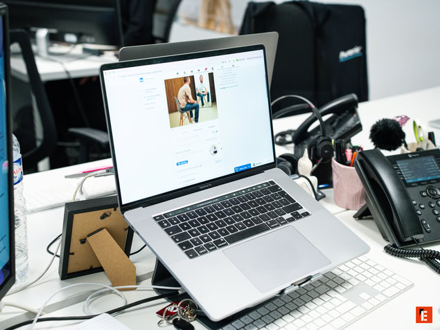 ordenador abierto y encendido