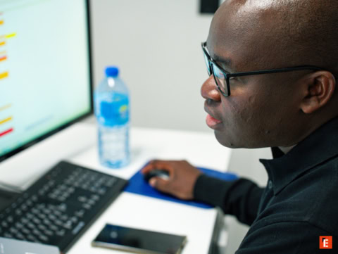 un hombre trabajando con un ordenador