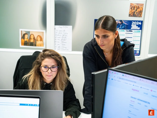 Dos mujeres colaborando en un entorno de oficina.