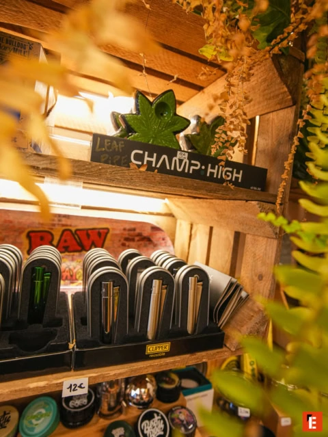 Produits de fumeur sur une étagère en bois.