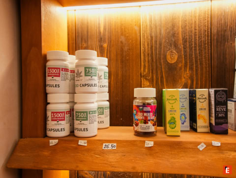 Produits CBD en capsules et gummies sur étagère.