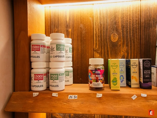 Produits CBD en capsules et gummies sur étagère.