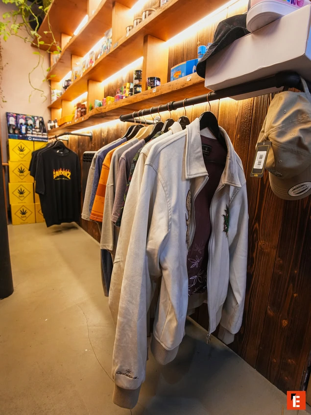 Vêtement sur un portant