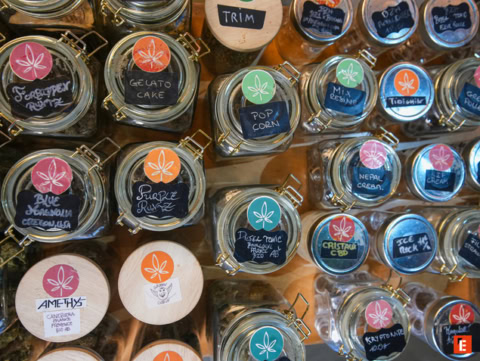 Fleurs de cannabis dans un pot en verre.