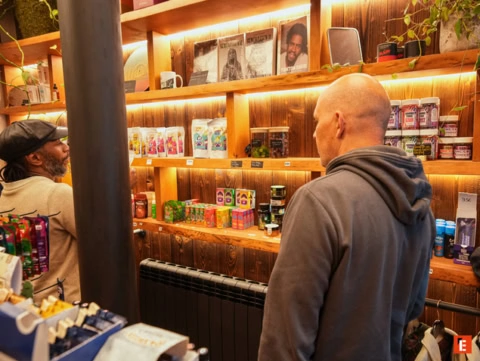 Deux hommes regardent des produits en magasin.