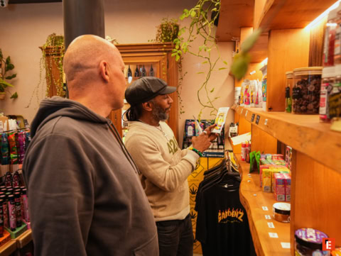Deux hommes regardent des produits en magasin.