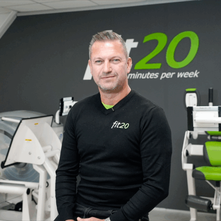 Almer Scholten, franchisé de fit20 posant pour son interview