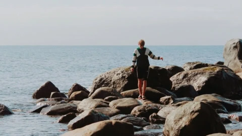 enfant plage rocher