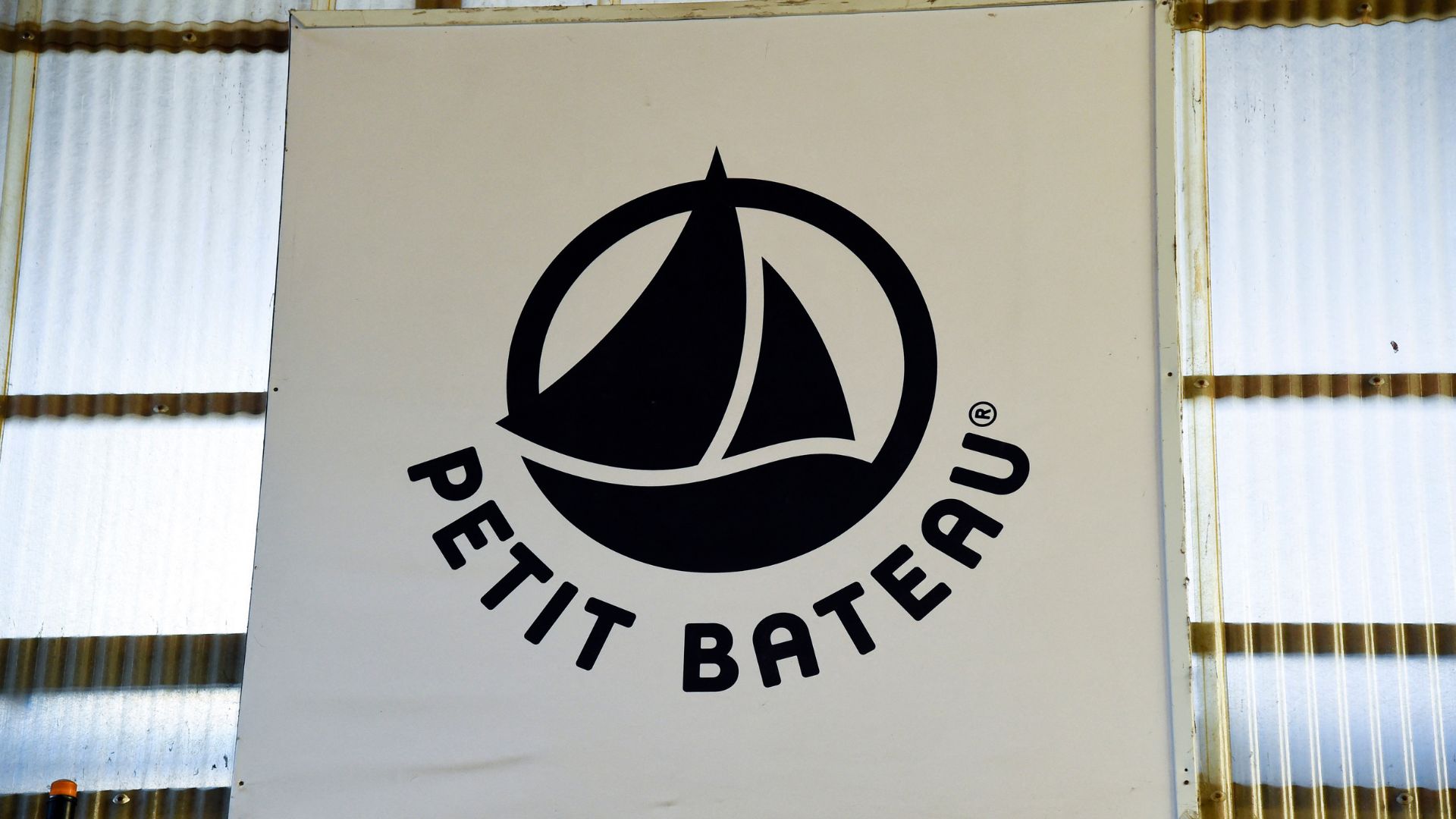 enseigne petit bateau