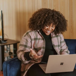 femme sourire ordinateur