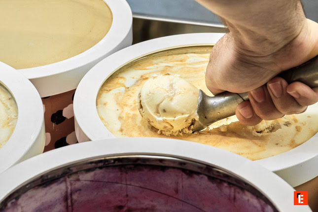 boule de glace en train d'être formée depuis le bac de crème glacée