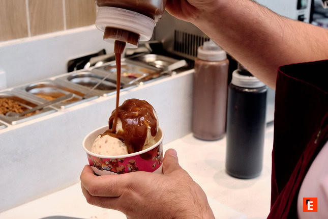 coulis de caramel posé sur une crème glacée