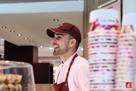 personnes avec casquette souriant