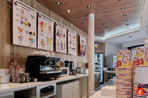 vue du comptoir et des cartes du glacier