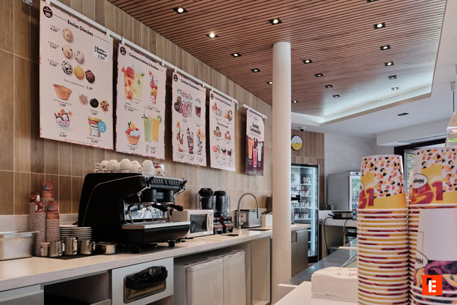 vue du comptoir et des cartes du glacier