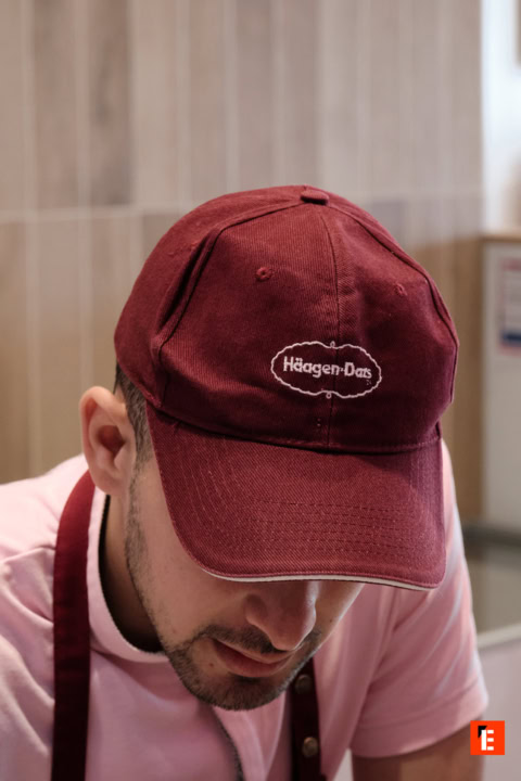 homme portant une casquette