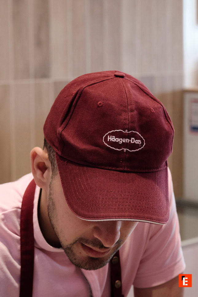 homme portant une casquette