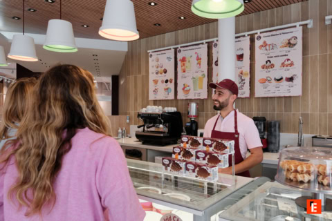 équipier polyvalent accueillant de la clientèle