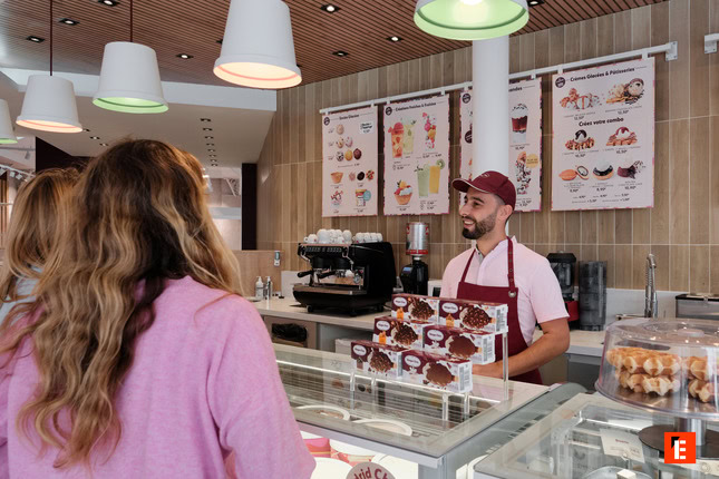 équipier polyvalent accueillant de la clientèle