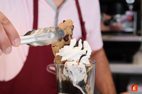 glace avec crème chantilly et cookie