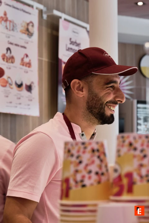 équipier souriant aux clients